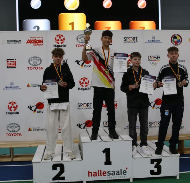 Mitte: Milan Carapic vom Karate Dojo Dietzenbach, Deutscher Meister Kumite Jungen -50 Kilo    Bild: Martina Bier für den HFK