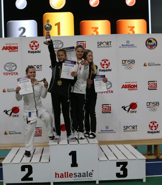 Zweite von rechts: Luisa Becker vom SV Herkules 01 Kassel e.V.,  Kumite Mädchen +36 kg: Bronze    Bild: Martina Bier für den HFK
