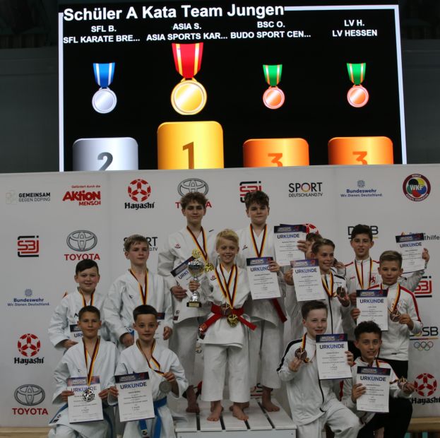 Rechts: Landesverband Hessen (Liam Baghdjian, Lion Jahn, Amin Loumadine) Kata Team Jungen: Bronze    Bild: Martina Bier für den HFK