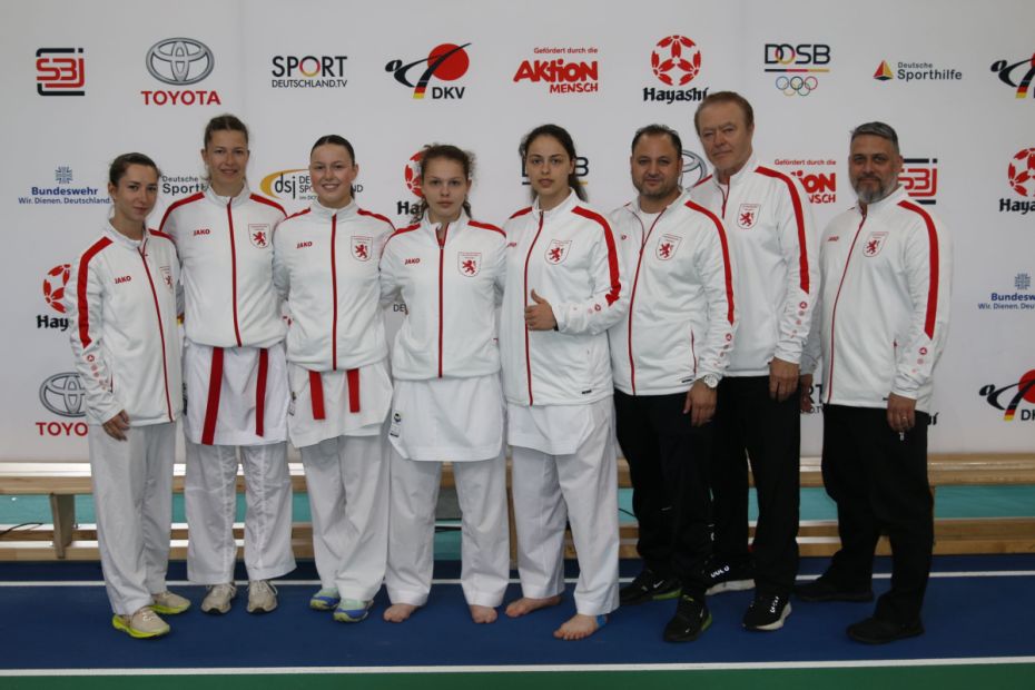 V.l.: Diana Takzima, Nele Mielke, Lara Worms, Helena Rostiahai, Hanna Rostiahai, Jamal Laudiai (Coach), Alexander Lang (Coach des Hessischen Herren Teams), Christian Bonsiep (Leistungssportreferent des HFK)    Bild: Martina Bier für den HFK