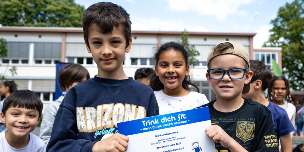 Kinder halten die Siegerurkunde.