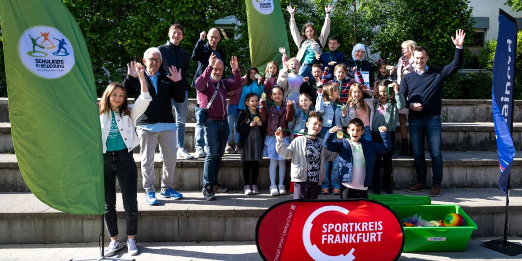 Kinder jubeln bei der Siegerehrung.