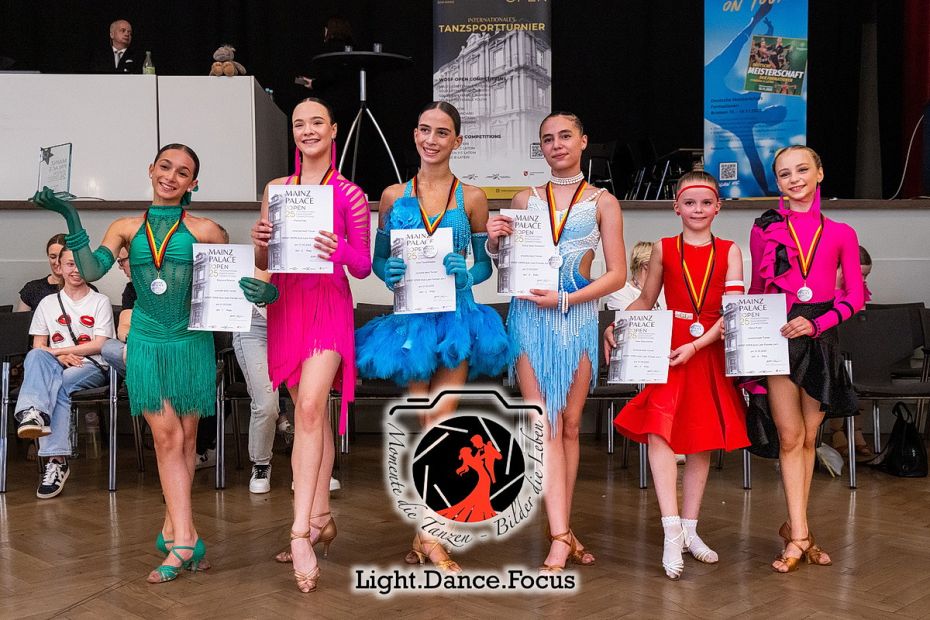 Das Finale der WDSF Open Solo Female Junior I Latin    Bild: Ludger Peters, lightdancefocus.eu