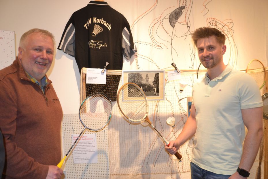 Fu&szlig;baller am Schl&auml;ger: Bei der Er&ouml;ffnung der Ausstellung zu 175 Jahren TSV Korbach bestaunten etwa Fu&szlig;baller wie Abteilungsleiter Volker Schnatz und Elias Mayer (rechts) die Badminton-Exponate.&nbsp; Wilhelm Figge
    Bild: Wilhelm Figge