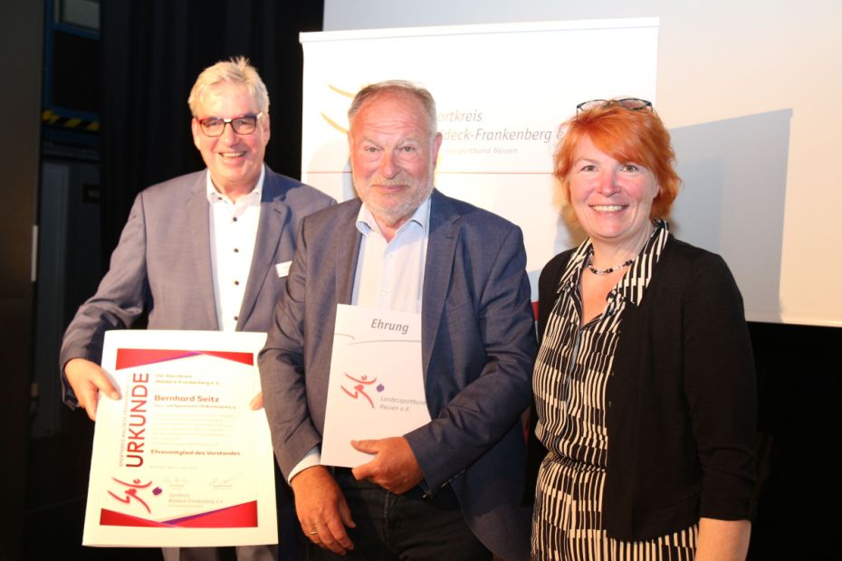 Abschied: Bernhard Seitz (Mitte) wurde als Ehrenvorsitzender  des Sportkreises Waldeck-Frankenberg vom Vorsitzenden Uwe Steuber und Katja Köhler-Nachtnebel aus dem Präsidium des Landessportbunds Hessen verabschiedet.     Bild: Gerhard Menkel