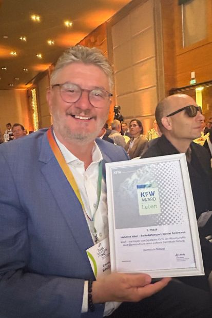 Sportkreisvorsitzender Rafael Reißer mit Preis    Bild: Jonas Wresch