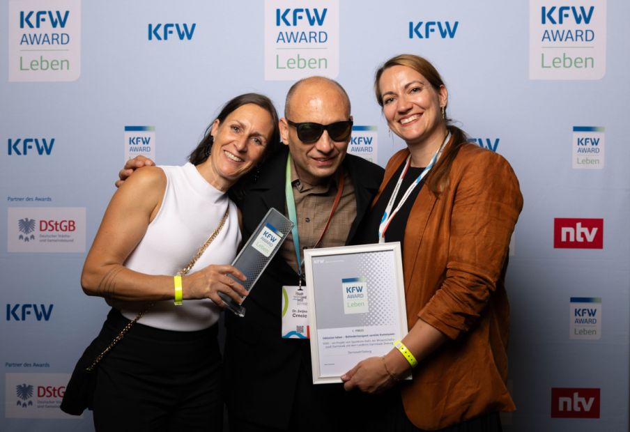 Freude über Platz 1: Die Auszeichnung nahmen (v.l.n.r.) Ellen Lewis (Sportkreis Darmstadt-Dieburg), Željko Crnčić (Landkreis Darmstadt-Dieburg) und Bettina Andres (Sportamt der Wissenschaftsstadt Darmstadt) entgegen.    Bild: SKDADI
