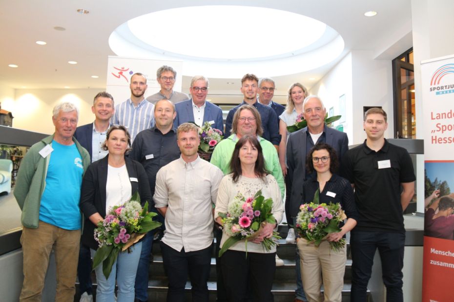 Der neue Vorstand des Sportkreises Waldeck-Frankenberg - vorn von links: Theo Schätte, Kerstin Mühlhausen, Sebastian Gleim, Sylvia Kuhnhenn, Johanna Ochs, Benedict Geise; mittlere Reihe von links: Matthias Schäfer, Carsten Habermann, Wolfgang Kratzert, Burkhard Specht; hinten von links: Marius Hamel, Gerhard Menkel, Uwe Steuber, Sebastian Steuber, Gerhard Gottmann, Verena Linnekugel. Es fehlen: Marianne Becker, Yasmin Huthwelker und Patrick Vogel.
Bild: Thorsten Spohr