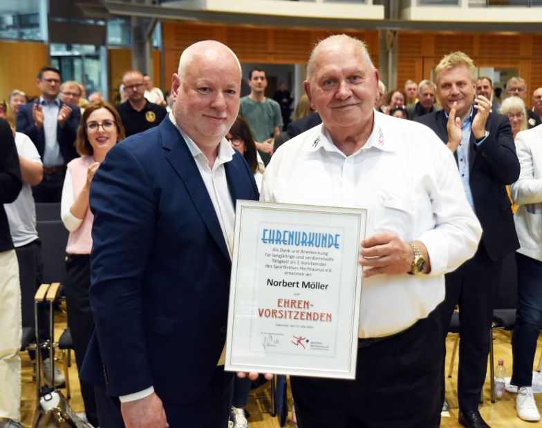 Aus den Händen seines Nachfolgers Jörg Pöschl (links) hat Norbert Möller die Urkunde erhalten, die ihn als Ehrenvorsitzenden des Sportkreises Hochtaunus ausweist.    Bild: Gerhard Strohmann