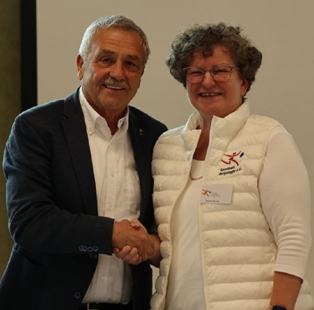 Günter Bausewein gratuliert seiner Nachfolgerin Sibylle Becker zur Wahl zur Sportkreis-Vorsitzenden.