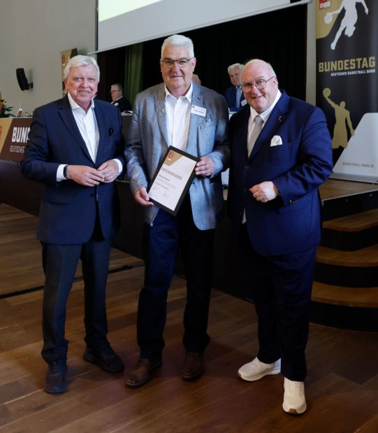 HBV-Präsident Michael Rüspeler  (Foto,mitte) wurde beim DBB-Bundestag in Braunschweig von DOSB-Vorstandsmitglied Volker Bouffier und DBB-Präsident Ingo Weiss mit der "goldenen DBB-Ehrennadel" ausgezeichnet.
    Bild: Spissinger