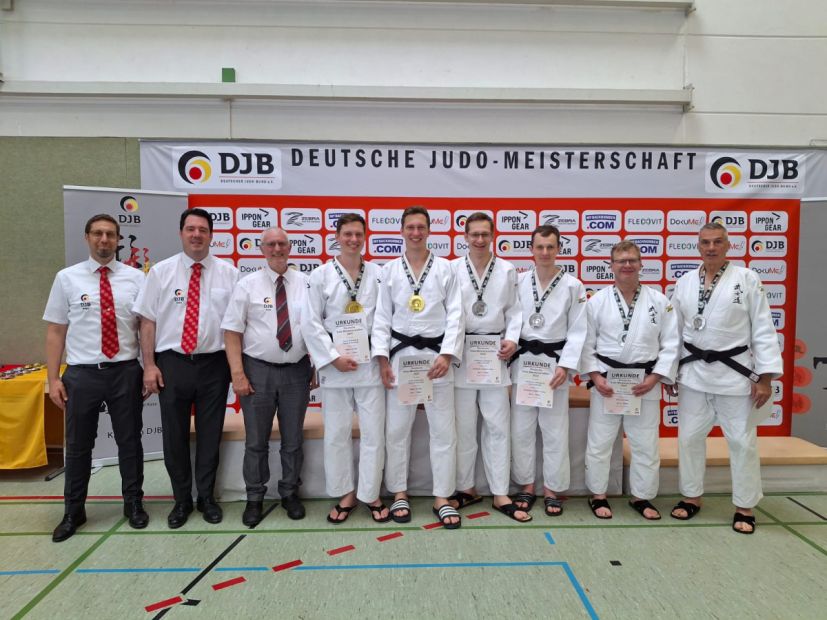 von links: Jochen Müller, Matthias Birk, Werner Müller, Hendrik Schmidt, Immo Schmidt,
Andreas Freimuth, Eike Schmidt, Oliver Caps, Eduard Van Thurenhout 
Es fehlen Olga Bagci und Helmut Eckardt     Bild: Magnus Jezussek