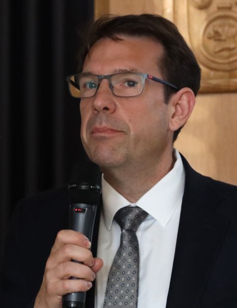 Grußwort von Darmstadts Oberbürgermeister Hanno Benz.    Bild: Werner Wabnitz