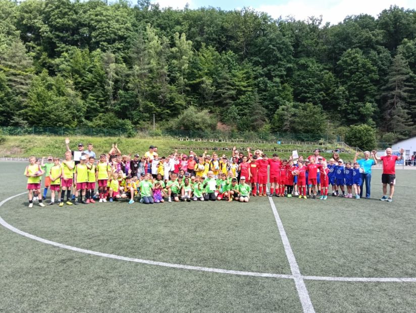 Das Foto zeigt die teilnehmenden Grundschulmannschaften Dunja Bosch (Sportkreis Lahn-Dill) und den Organisator Stafan Heußner (Schulsportkoordinator Lahn-Dill-Kreis) bei der Preisverleihung.     Bild: Jochen Horz