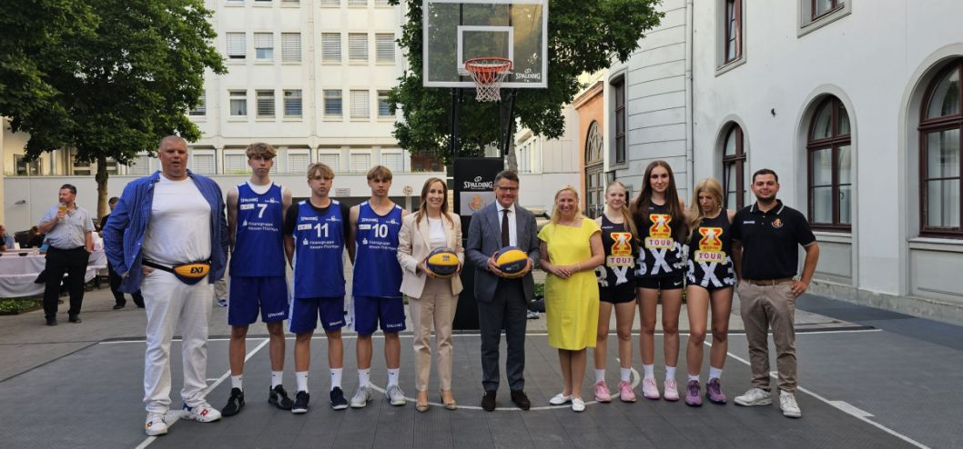 Samir Suliman (3x3 Teambetreuer der Olympiasiegerinnen), der Auswahlkader vom Hessischen Basketballverband, Landestrainer für die Disziplin 3x3 Basketball
Imran Uyar, Landtagspräsidentin Astrid Wallmann, Ministerpräsident Boris Rhein und Sportministerin Diana Stolz Bild: Hessischer Landtag/Jörg Halisch