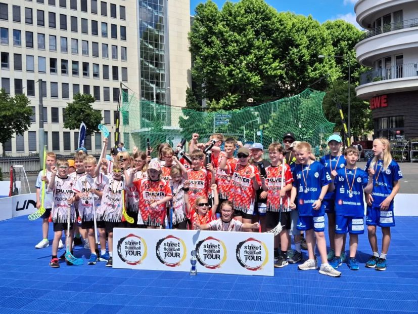 Alle Teams beim Streetfloorballturnier U13 Frankfurt am 28.06.2025.    Bild: Marion Bund
