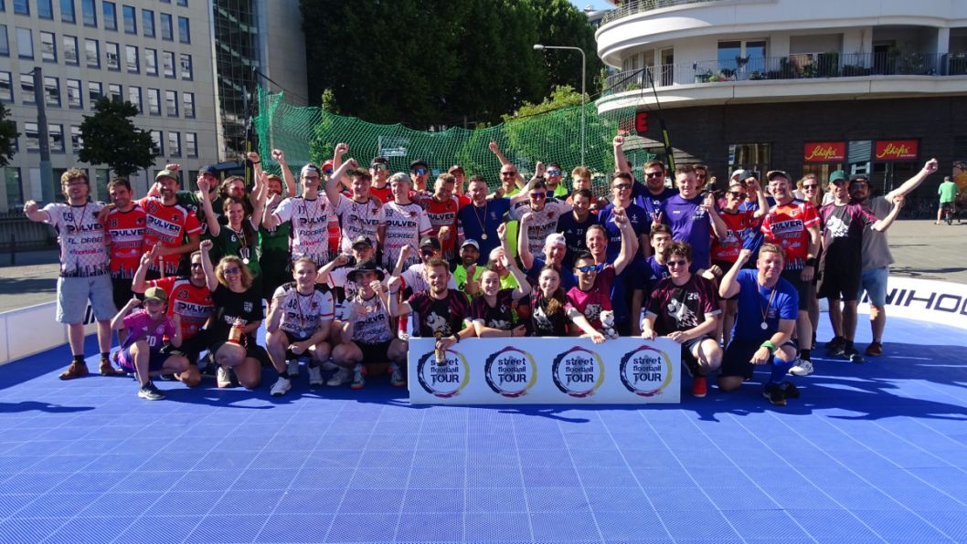 Alle Teams beim Streetfloorballturnier Ü13 Frankfurt am 28.06.2025.    Bild: Uli Böttger