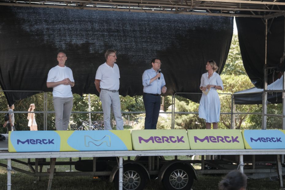 Offizielle Eröffnung, v.l.n.r: Ralf Göthling (Manager Marketing & Dialog bei Merck), Rafael Reißer (Sportkreisvorsitzender) und Hanno Benz (Oberbürgermeister Wissenschaftsstadt Darmstadt) und Moderatorin Lisette Robine.    Bild: Niclas Weber