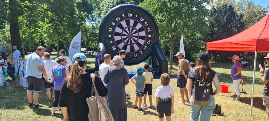 Viel los beim riesigen Fußball-Dart der Sportkreisjugend Darmstadt-Dieburg.    Bild: Uwe Knecht