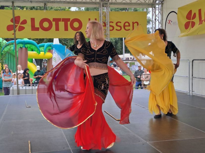 Bunt, rhytmisch und  ästhetisch: Bauchtanz auf dem Hessentag    Bild: Ralf Wächter
