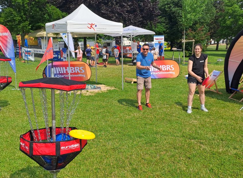 Frisbee-Golf - eines der Angebote des Hessishen Rehabilitation- und Behindertensportverbandes.    Bild: Ralf Wächter