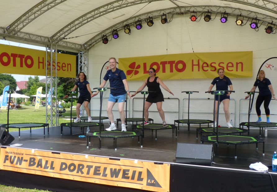 Schweißtreibend: Fitness via spezieller Trampolins.    Bild: Ralf Wächter