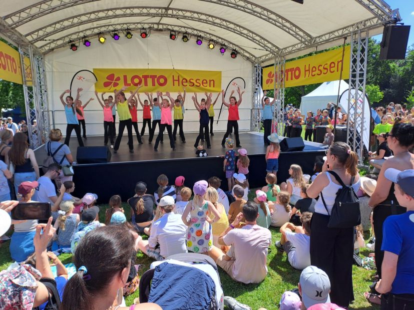 Sportlicher Nachwuchs auf der LOTTO-Bühne.    Bild: Ralf Wächter