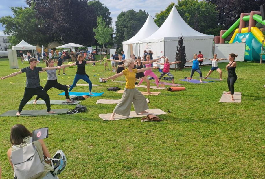 Yoga - mitten im Hessentagstrubel!    Bild: Ralf Wächter