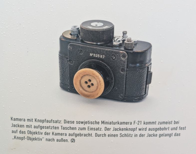 Mit einer "Knopfkamera" wurden die Fußballfans abgelichtet und die Bilder vom MfS ausgewertet.    Bild: Sportkreis Fulda-Hünfeld