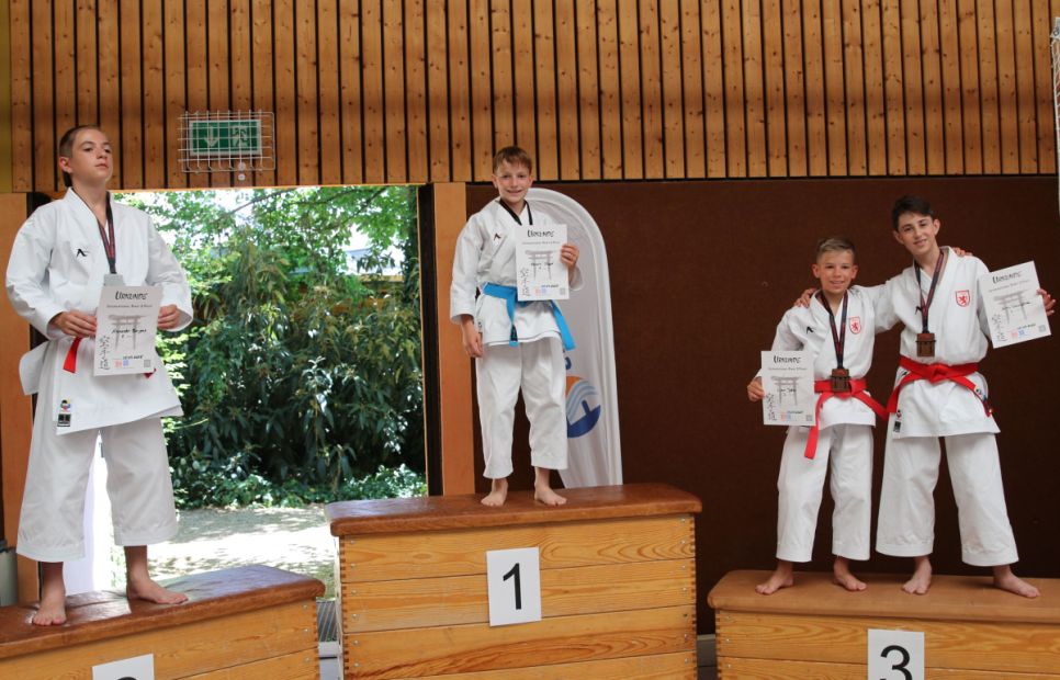 Mitte: Marvin Staaf, Gold, rechts außen: Amin Loumadine, Bronze, zweiter von rechts: Lion Jahn, Bronze    Bild: Martina Bier für den HFK