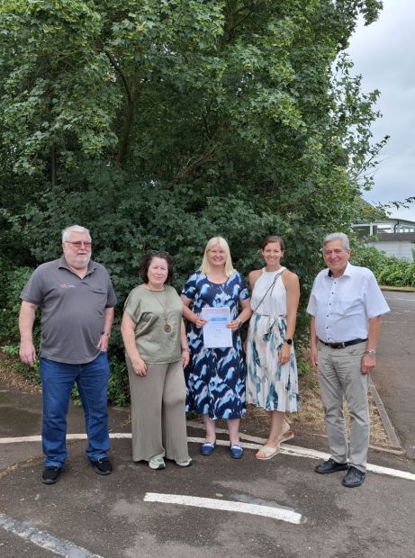 3. Platz - "Trink Dich fit - denn Durst macht schlapp" - Schule am Weinberg Langenselbold
von links: Hans Jürgen Wolfenstädter, Vorstandsmitglied und Referent im Sportkreis Main-Kinzig e. V. , Vertreterinnen der Schule am Weinberg Langenselbold, Helmut Meister, Vorsitzender des Sportkreis Main-Kinzig e. V.