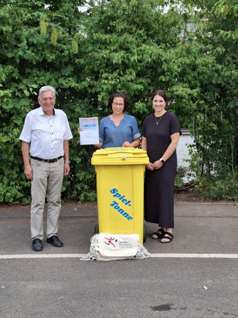 1. Platz - "Trink Dich fit - denn Durst macht schlapp"- Verbundschule Sinntal-Sterbfritz
von links: Helmut Meister, Vorsitzender des Sportkreises Main-Kinzig e. V. , Vertreterinnen der Verbundschule Sinntal-Sterbfritz - neben der Geldprämie bekam die Schule auch noch eine Spieltonne von der Mainova überreicht.