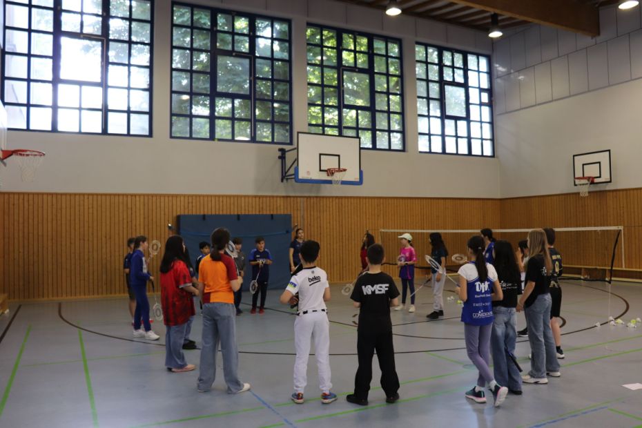 Mit Begeisterung zeigten die Schüler*innen der Geisbergschule in Linsengericht ihren Schultanz – überwiegend im Trikot ihrer Heimatvereine. Foto: lsb h