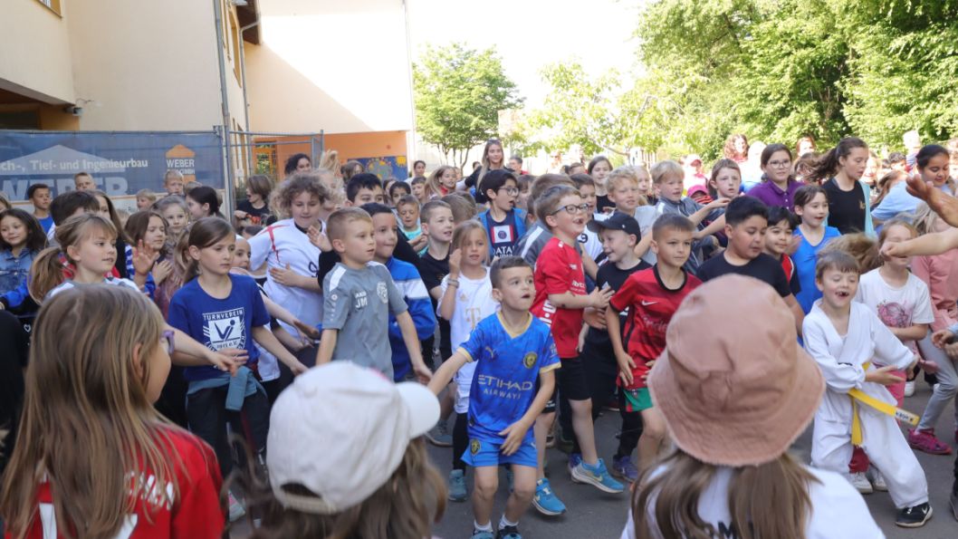 Wie hält man einen Badminton-Schläger richtig? Welche Grundtechniken gibt es? Das lernten die Schüler*innen der Mauerfeldschule in Offenbach am Trikottag.Foto: lsb h