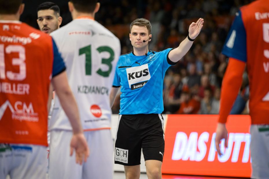 Lucas Hellbusch ist Schiedsrichter in der Handball-Bundesliga und pfeift regelmäßig vor vielen tausenden Zuschauer*innen.Foto: Marco Wolf