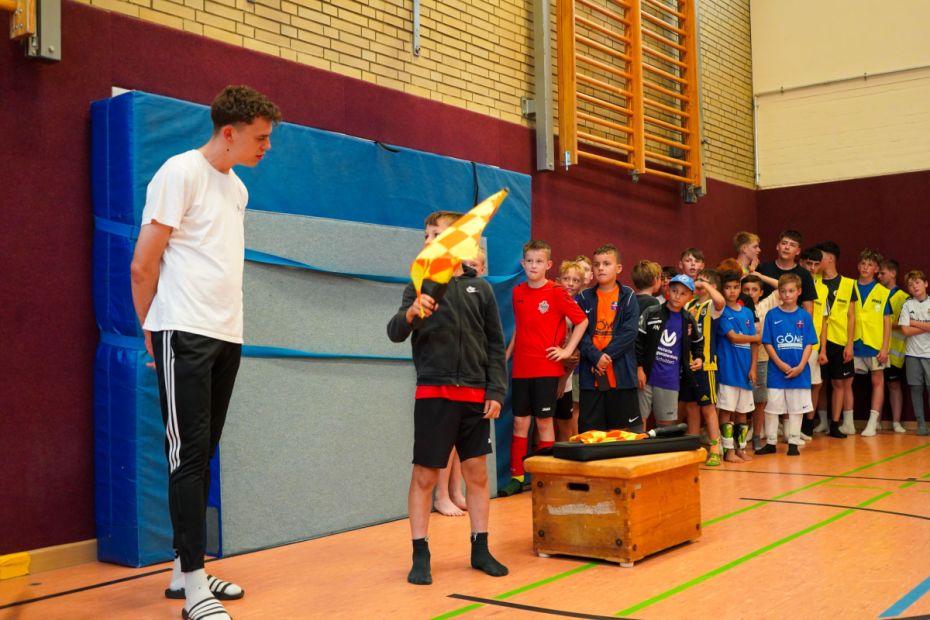 Der Influencer Pascal „Qualle“ Martin nimmt sich viel Zeit für die Nachwuchsfußballer aus Dorheim im Wetteraukreis. Er zeigt ihnen beispielsweise, wie man als Schiedsrichter Entscheidungen richtig anzeigt.Foto: lsb h