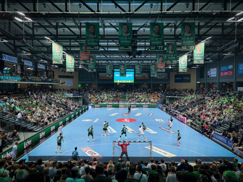 „Basis trifft Spitze“ – diesen Namen trägt eine Initiative des Deutschen Handballbundes (DHB). In diesem Rahmen erklären Bundesliga-Schiedsrichter*innen den Teilnehmenden (unter ihnen viele junge Schiedsrichter*innen), weshalb sie auf dem Feld bestimmte Entscheidungen treffen.Foto: lsb h