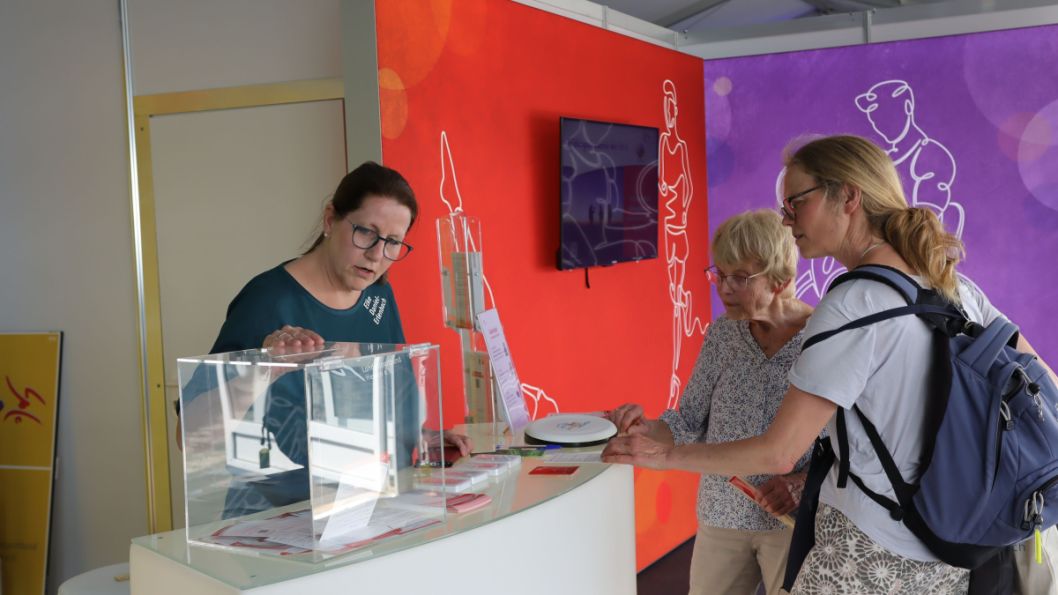 Besucher*innen des Hessentags hatten am Stand des lsb h die Möglichkeit, an einem Gewinnspiel teilzunehmen. Foto: lsb h