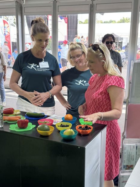 Während sich lsb hPräsidentin Juliane Kuhlmann und Diana Stolz über gesunde Ernährung informierten, nutzten andere die vielfältigen Sportangebote auf dem Hessentag.Foto: lsb h