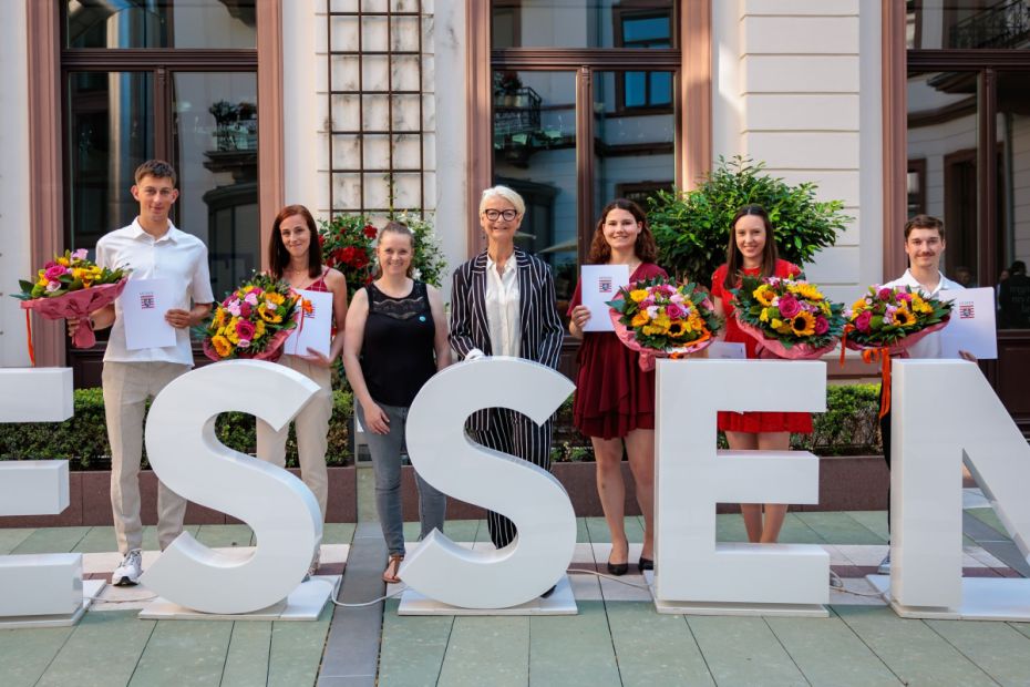 Das Foto zeigt (von links) Oskar Weber, Giulia-Noeme Heil, Sportjugend-Vorsitzende Malin Hoster, Hessens Sportbeauftragte Ann Kathrin Linsenhoff, Lisa Heimann, Daniela Schäfer und John Borsutzki.Fotos: Jörg Halisch/Sabine Weichert
