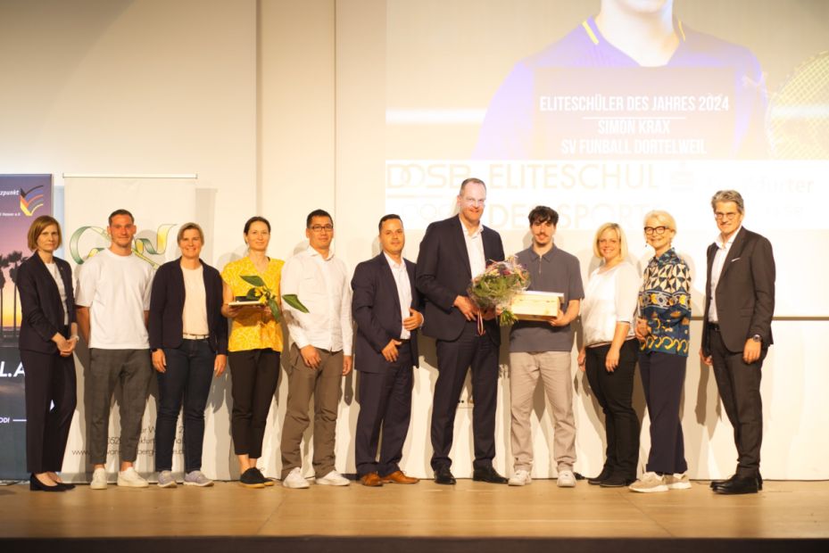Das Foto zeigt (von links): Carolin Kubbe (Leiterin der Carl-von-Weinberg-Schule), Peter Lang (Lehrertrainer, Badminton), Nicol Bittner (Vizepräsidentin des Hessischen Badminton-Verbandes), Johanna Käpplein (U23-Nationaltrainerin, Badminton), Franklin Wahab (Landestrainer, Badminton), Pedro Ferreira (Frankfurter Sparkasse), Stefan G. Reuß (Geschäftsführender Präsident des Sparkassen- und Giroverbandes Hessen-Thüringen), Simon Krax (Eliteschüler des Jahres 2024), Annika Mehlhorn (Vizepräsidentin Leistungssport des Landessportbundes Hessen), Ann Kathrin Linsenhoff (Sportbeauftragte des Landes Hessen) und Dr. Ingo Wiedemeier (Vorstandsvorsitzender der Frankfurter Sparkasse).Foto: lsb h