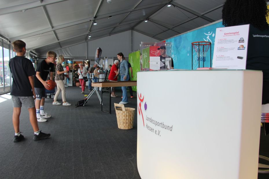 Viele Mitmachangebote konnten die Besucher*innen am lsb h-Stand nutzen. Im kommenden Jahr soll das Programm um einen Inklusionstag erweitert werden. Fotos: lsb h