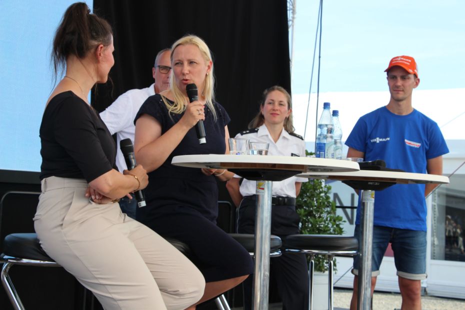 Moderatorin Julia Nestle leitete auf dem Hessentag eine Talkrunde zum Status Quo des hessischen Leistungssports – mit Sportministerin Diana Stolz, ihrem Vorgänger Peter Beuth, Inline-Speedskaterin Laethisia Schimek und Ex-Skispringer Stephan Leyhe (von links). Veranstaltet wurde die Talkrunde von der Sportstiftung Hessen.Foto: lsb h