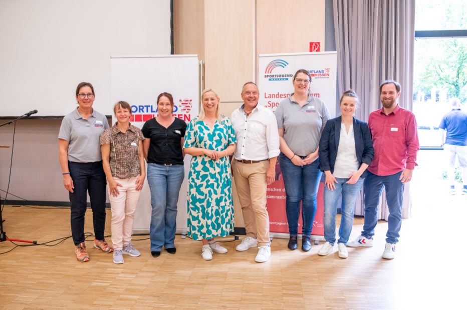 Das Foto zeigt Sportministerin Diana Stolz (4. von links) zusammen mit Susanne Olbricht-Krause, Martina Pulkis, Kerstin Wöll, Frank Eser (Referatsleiter Vielfalt im Sport der Sportjugend Hessen), Meike Freitag, Sportjugend-Vorsitzende Malin Hoster und Markus Wehenkel (von links).Foto: Mihael Prebezac