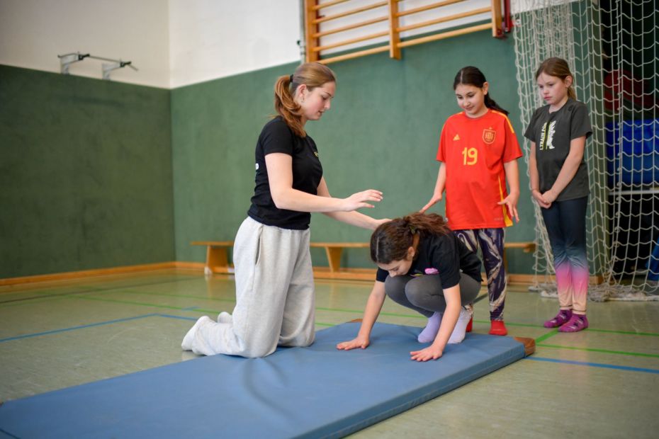 Wer einen Freiwilligendienst in einer Schule absolviert, gibt Kindern und Jugendlichen Hilfestellungen – etwa bei sportlichen Übungen.Foto: Sportjugend Hessen/Kai Peters