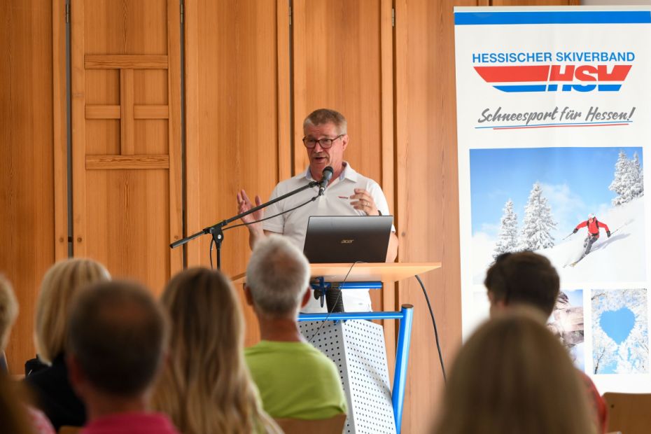 Präsident Dr. Werner Weigelt beim Verbandstag 2023 in Mücke    Bild: Jan Simon Schäfer