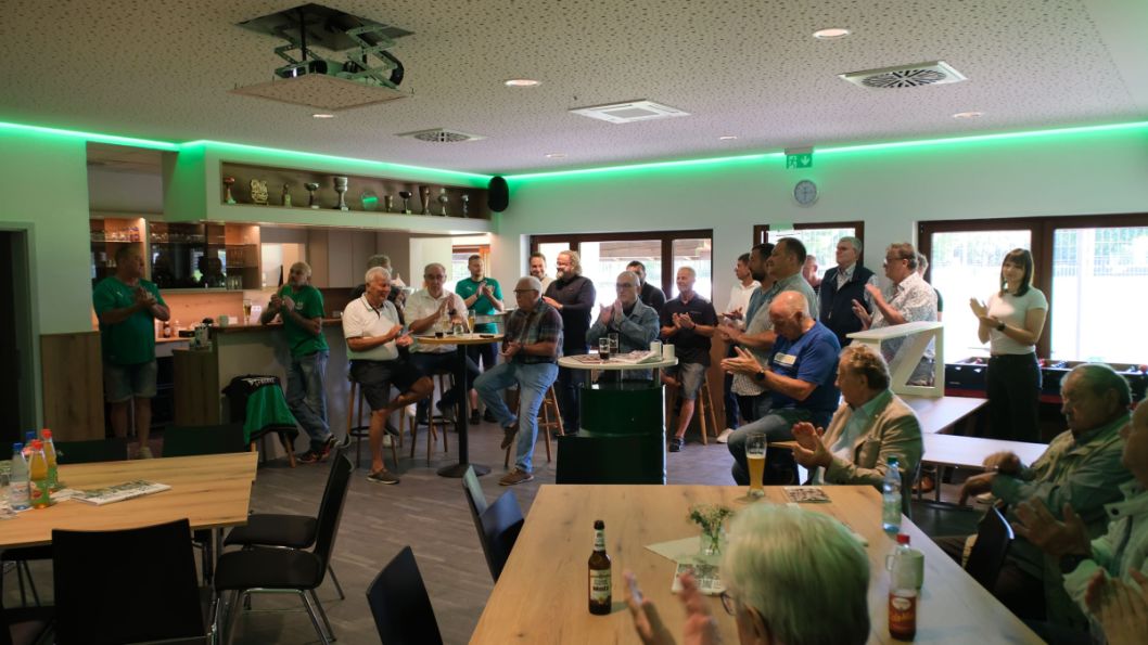 Viele Gäste waren zur Eröffnungsfeier des TSG-Clubhauses gekommen.    Bild: Judith Walther - TSG Lütter