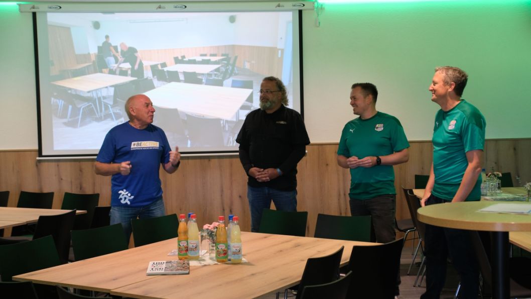 v. l.: Harald Piaskowski, Johannes Rothmund, Marc Leipold und Steffen Brehl. BeActive - der Sportkreisvorsitzende führte aus, dass das renovierte Clubhaus der TSG Lütter andere Vereine inspirieren könnte. Immerhin seien etwa 20 % der hessischen Sportstätten sanierungsbedürftig. Er wünschte sich, dass auch andere tätig würden und rief auf, die Maßnahmen aktiv anzugehen. Mit einem Öko-Check des lsb h könnten die ersten Schritte eingeleitet werden.    Bild: Judith Walther - TSG Lütter