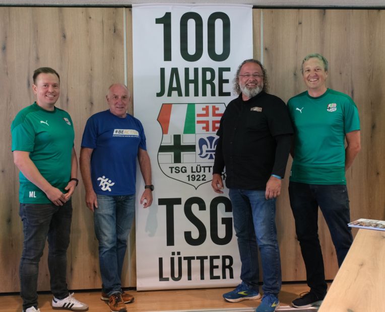 Bürgermeister Johannes Rothmund (2. v. r.) und Sportkreisvorsitzender Harald Piaskowski (2. v. l.) waren begeistert. Die Clubhaus-Sanierung der TSG Lütter ist dank Eigenleistung und vieler Fördergelder bestens gelungen. Sie dankten den verantwortlichen Vorstandsmitgliedern Steffen Brehl (rechts) und Marc Leipold (links) für den engagierten Einsatz des Vereins.    Bild: Judith Walther - TSG Lütter