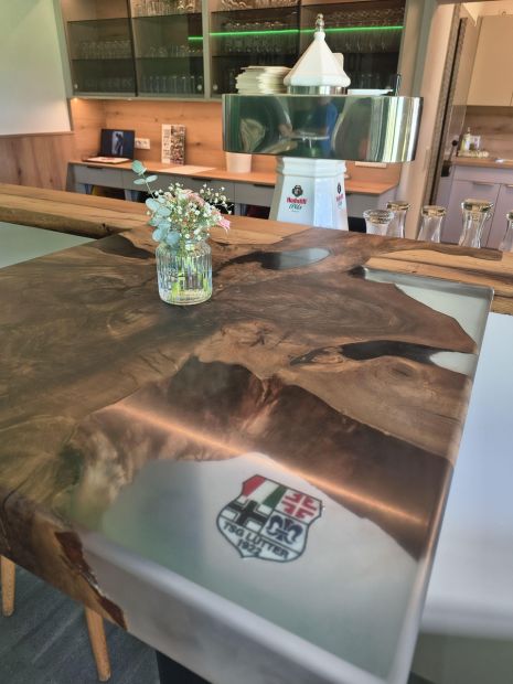 Ein Meisterstück vom Schreiner - das TSG-Logo wurde in die Theke eingelassen.    Bild: Judith Walther - TSG Lütter